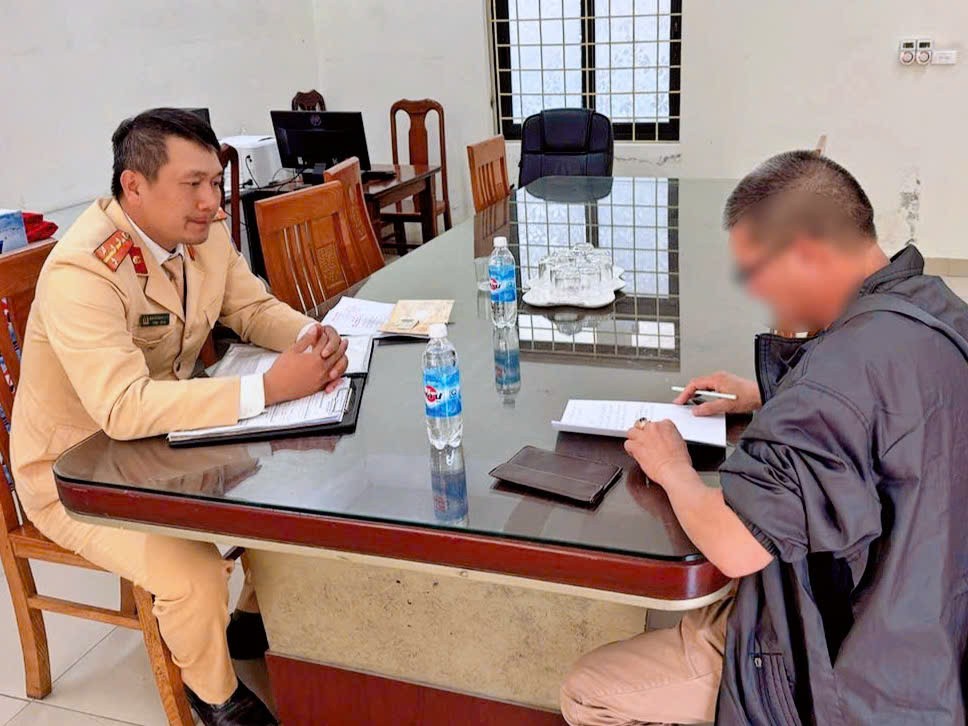 Trừ 4 điểm bằng lái vì không nhường đường xe ưu tiên, bài học về ý thức và pháp luật giao thông