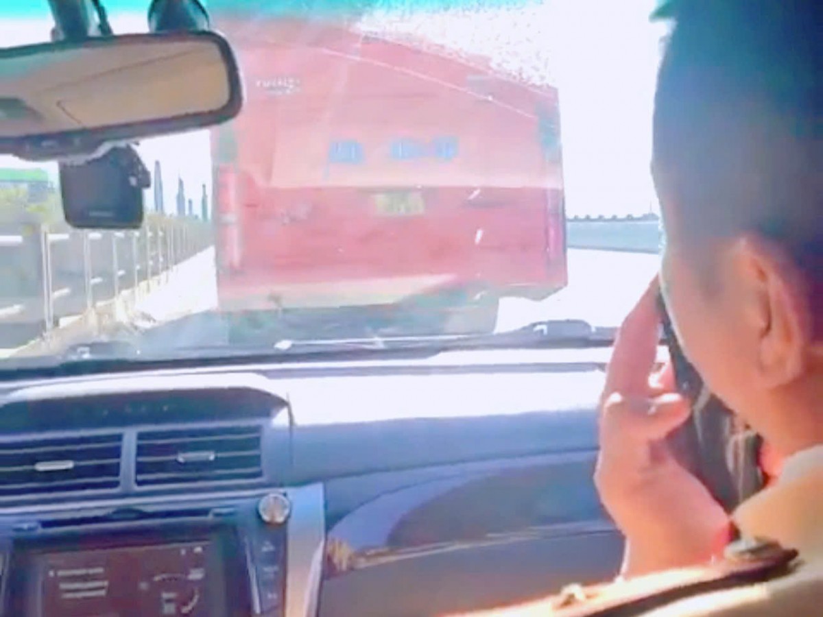 Tài xế xe khách bị trừ 4 điểm bằng lái vì không nhường đường cho đoàn xe ưu tiên