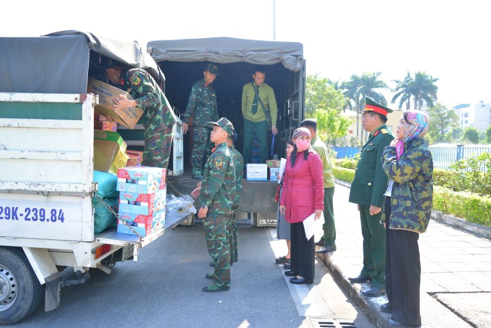 Bộ Tư lệnh Thủ đô Hà Nội chi viện Gia Lai: Hơn 30 tấn hàng vượt nghìn cây số sẻ chia cùng bà con vùng lũ