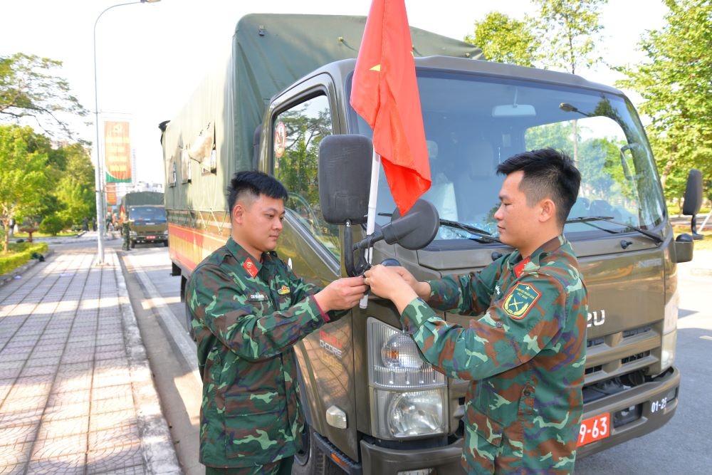 Bộ Tư lệnh Thủ đô Hà Nội chi viện Gia Lai: Hơn 30 tấn hàng vượt nghìn cây số sẻ chia cùng bà con vùng lũ