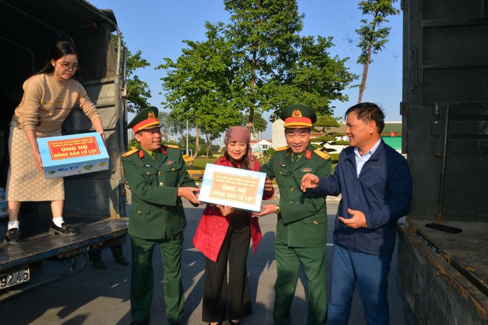 Bộ Tư lệnh Thủ đô Hà Nội chi viện Gia Lai: Hơn 30 tấn hàng vượt nghìn cây số sẻ chia cùng bà con vùng lũ