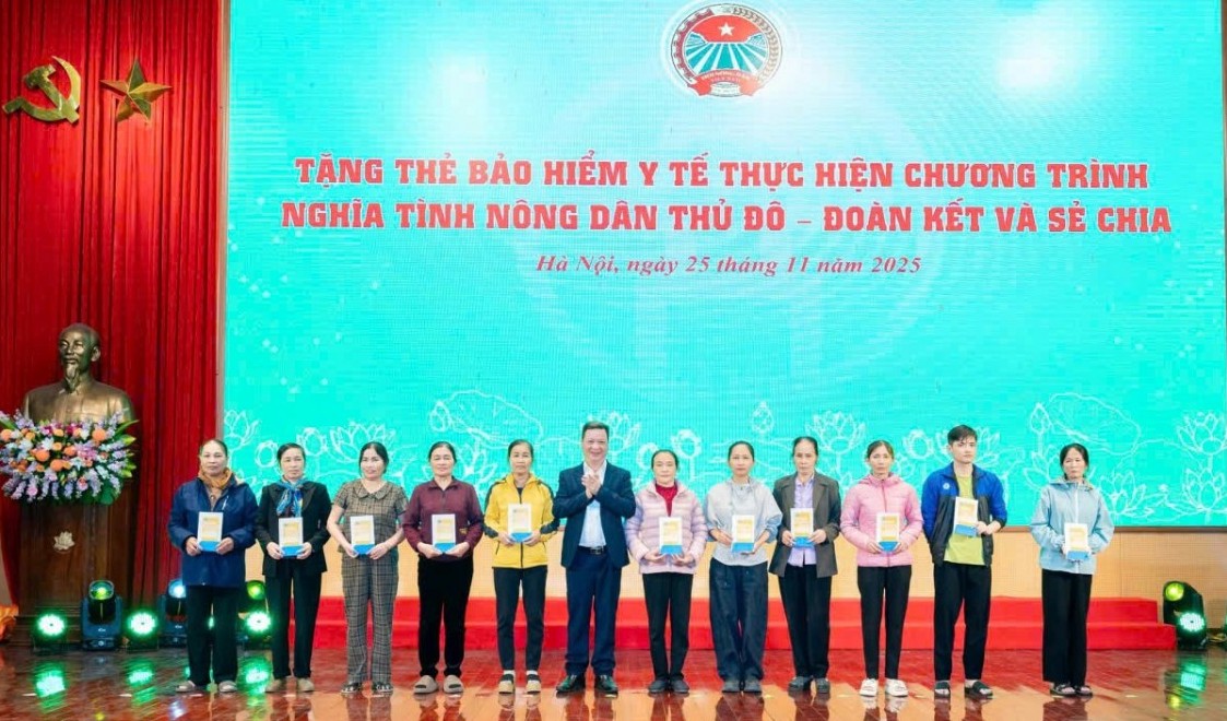 Trao tặng thẻ BHYT tới hội viên nông dân khó khăn: Lan tỏa chính sách nhân văn