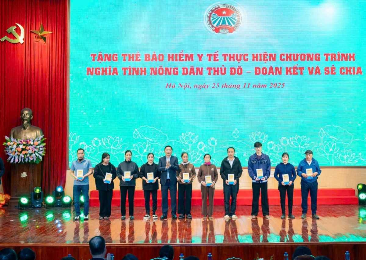 Trao tặng thẻ BHYT tới hội viên nông dân khó khăn: Lan tỏa chính sách nhân văn Trao tặng thẻ BHYT tới hội viên nông dân khó khăn: Lan tỏa chính sách nhân văn