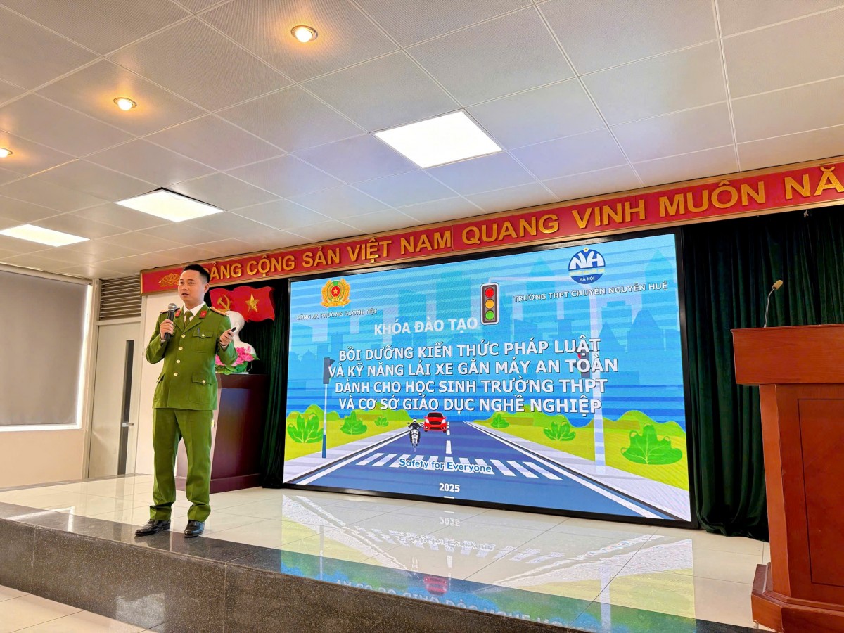 Học sinh 16 tuổi được đào tạo Luật Giao thông, thi thực hành lái xe máy an toàn tại Hà Nội Xây dựng thế hệ công dân tham gia giao thông có kiến thức và trách nhiệm