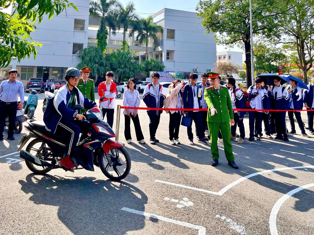 Học sinh 16 tuổi được đào tạo Luật Giao thông, thi thực hành lái xe máy an toàn tại Hà Nội Xây dựng thế hệ công dân tham gia giao thông có kiến thức và trách nhiệm