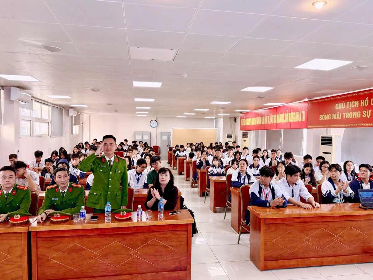 Học sinh 16 tuổi được đào tạo Luật Giao thông, thi thực hành lái xe máy an toàn tại Hà Nội Xây dựng thế hệ công dân tham gia giao thông có kiến thức và trách nhiệm