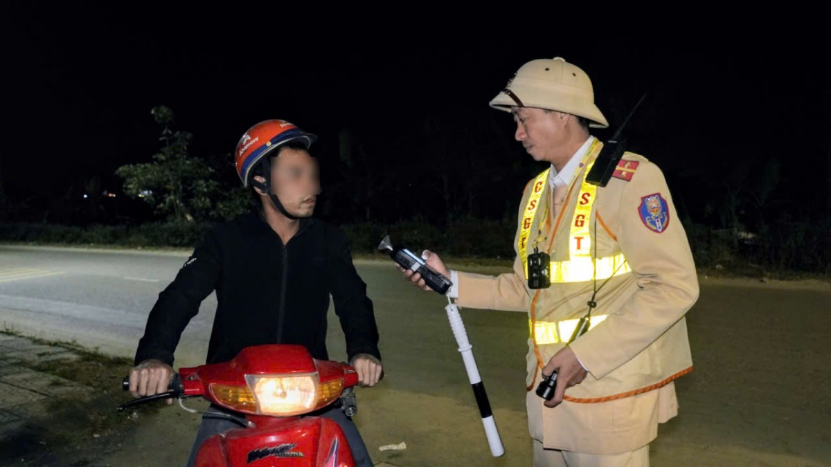 Tài xế bỏ xe, không chấp hành kiểm tra nồng độ cồn bị xử lý hàng loạt lỗi vi phạm