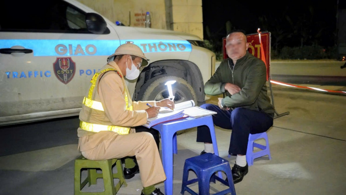 Tài xế bỏ xe, không chấp hành kiểm tra nồng độ cồn bị xử lý hàng loạt lỗi vi phạm