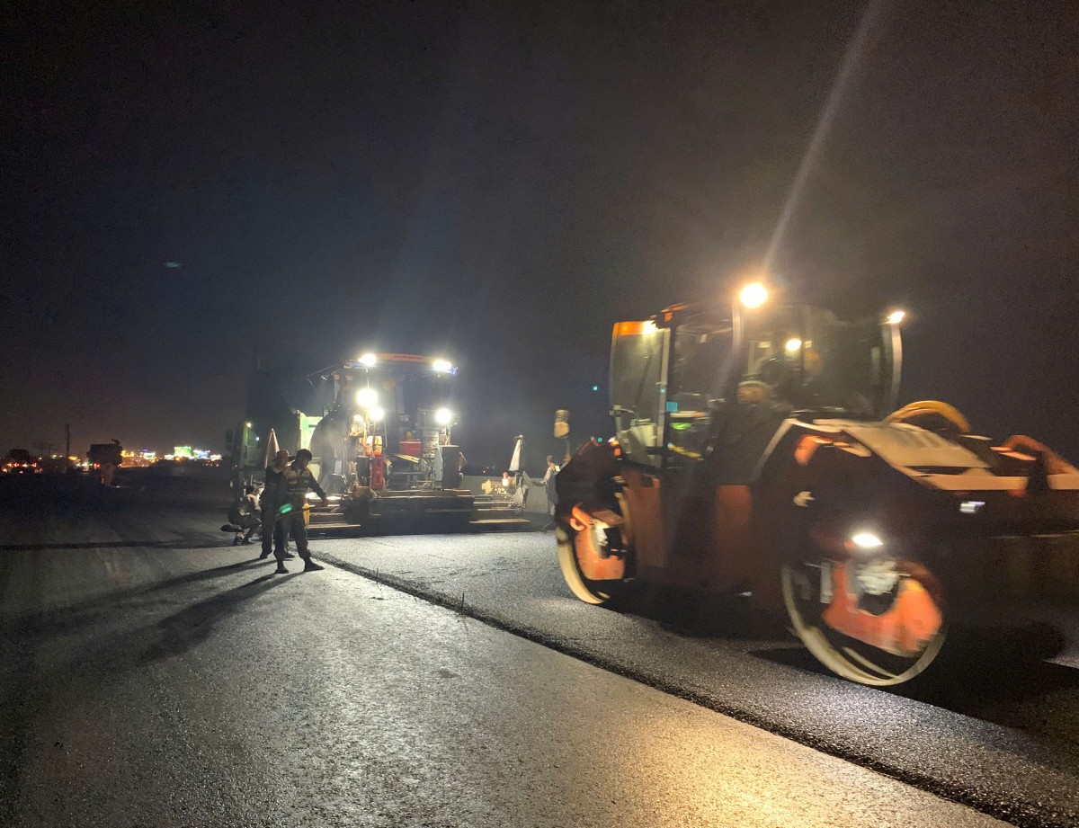 Thi công nước rút trên công trường cao tốc Biên Hòa - Vũng Tàu