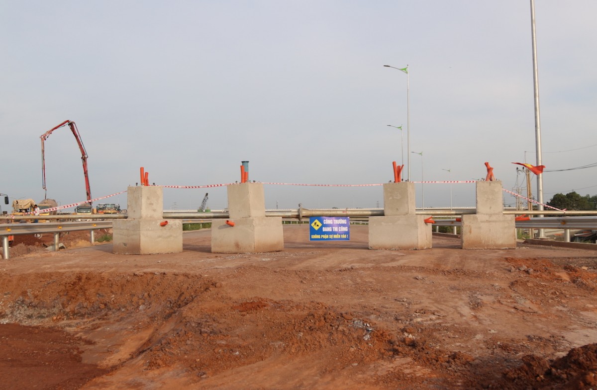 Thi công nước rút trên công trường cao tốc Biên Hòa - Vũng Tàu