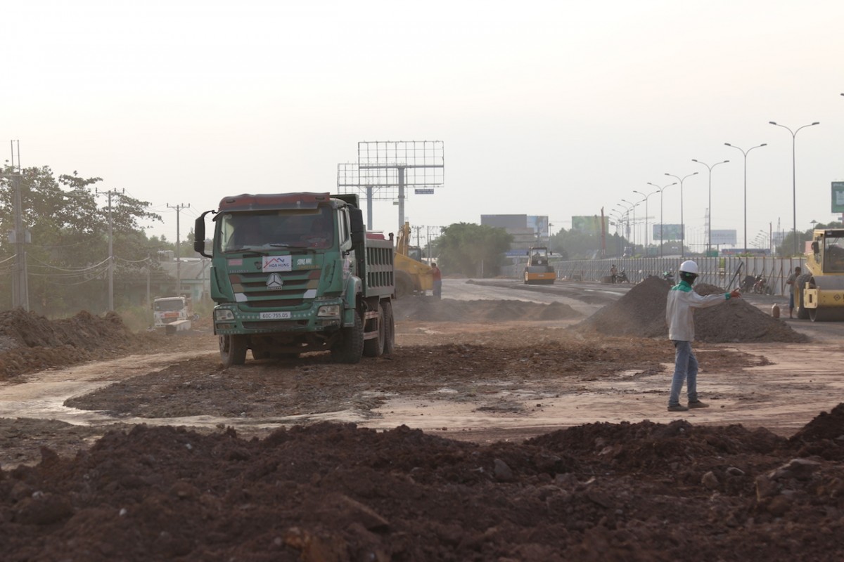 Thi công nước rút trên công trường cao tốc Biên Hòa - Vũng Tàu