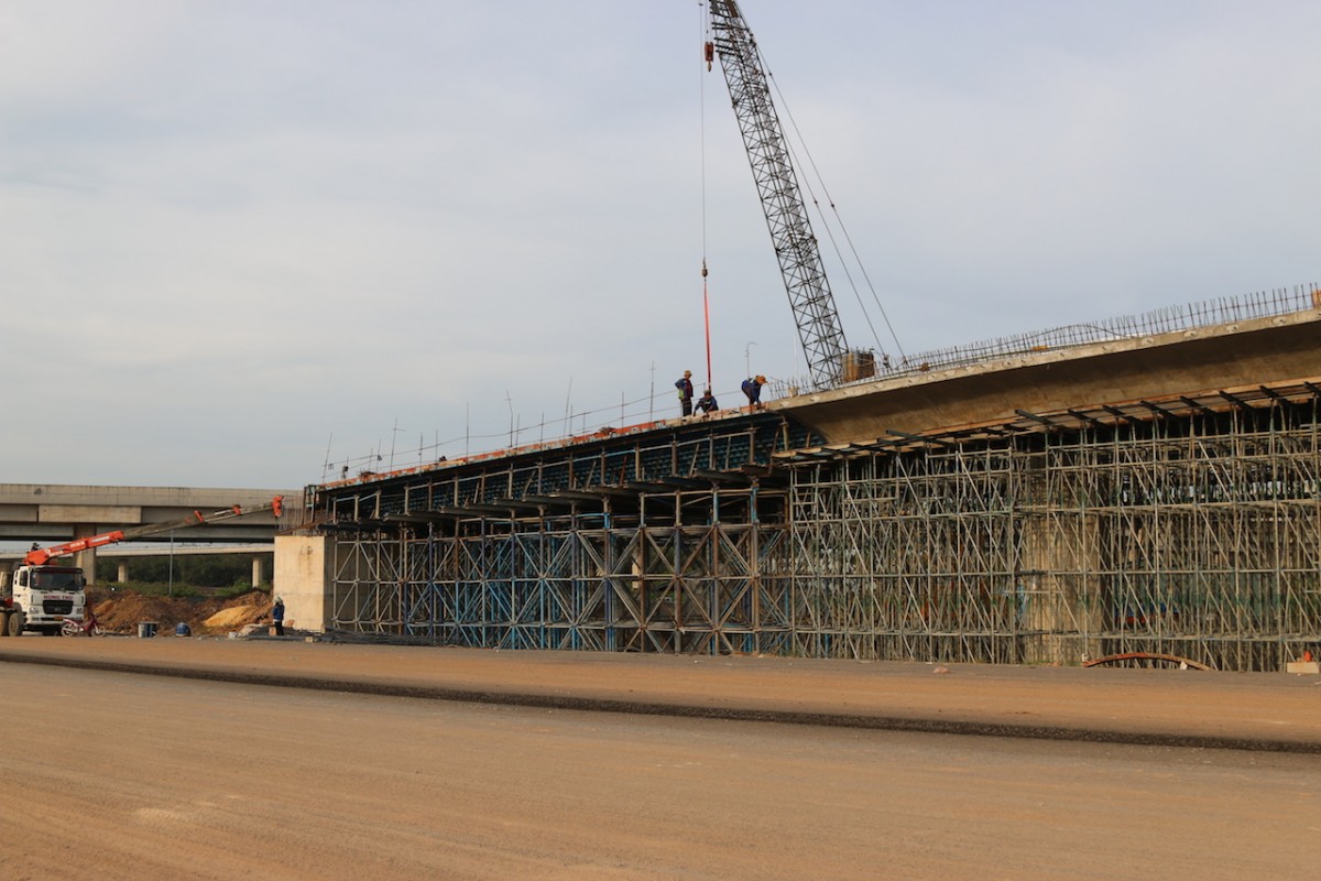 Thi công nước rút trên công trường cao tốc Biên Hòa - Vũng Tàu