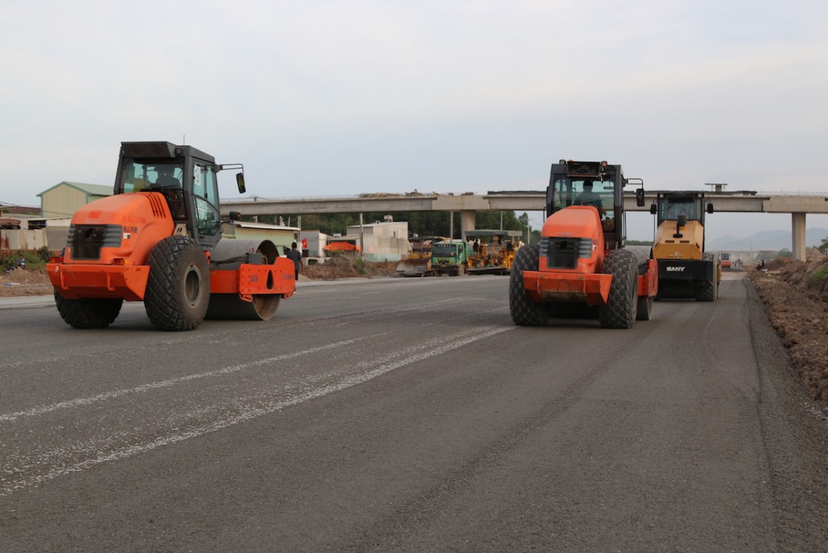 Thi công nước rút trên công trường cao tốc Biên Hòa - Vũng Tàu