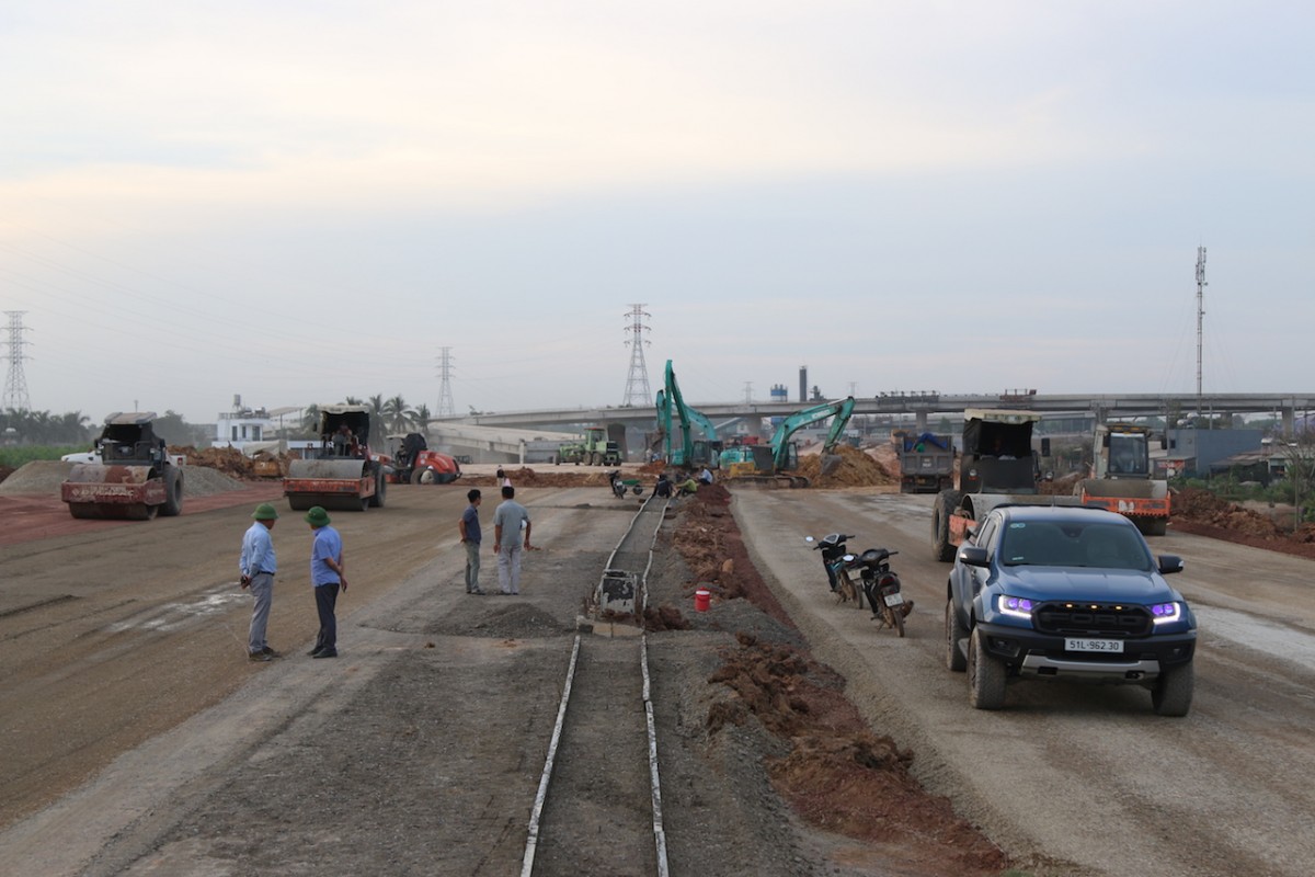 Thi công nước rút trên công trường cao tốc Biên Hòa - Vũng Tàu