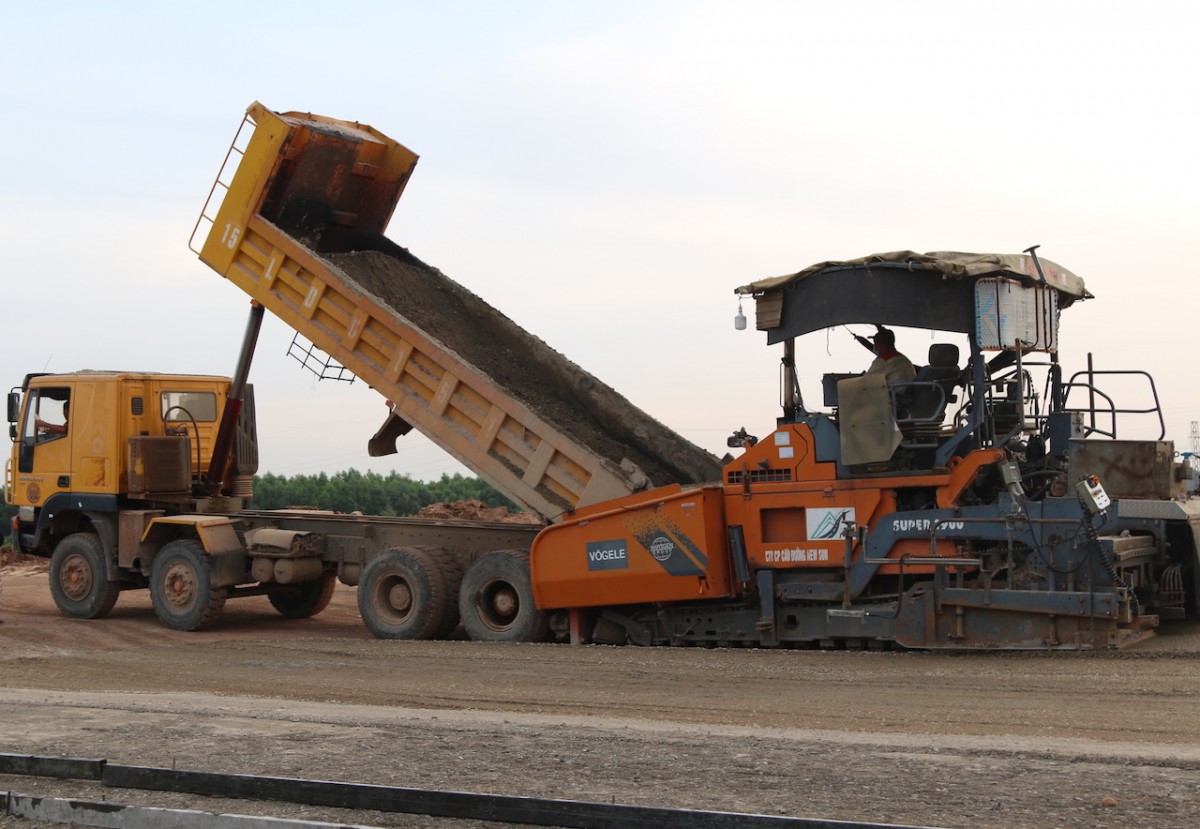 Thi công nước rút trên công trường cao tốc Biên Hòa - Vũng Tàu