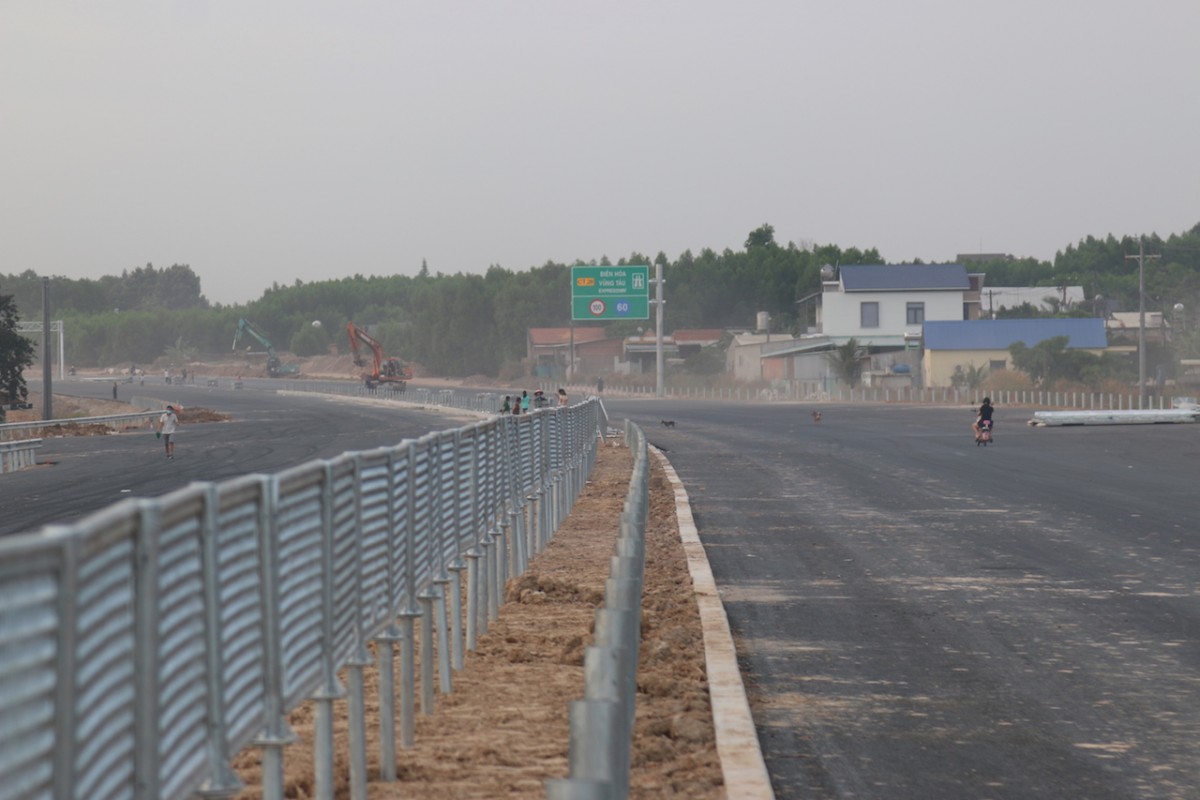 Thi công nước rút trên công trường cao tốc Biên Hòa - Vũng Tàu