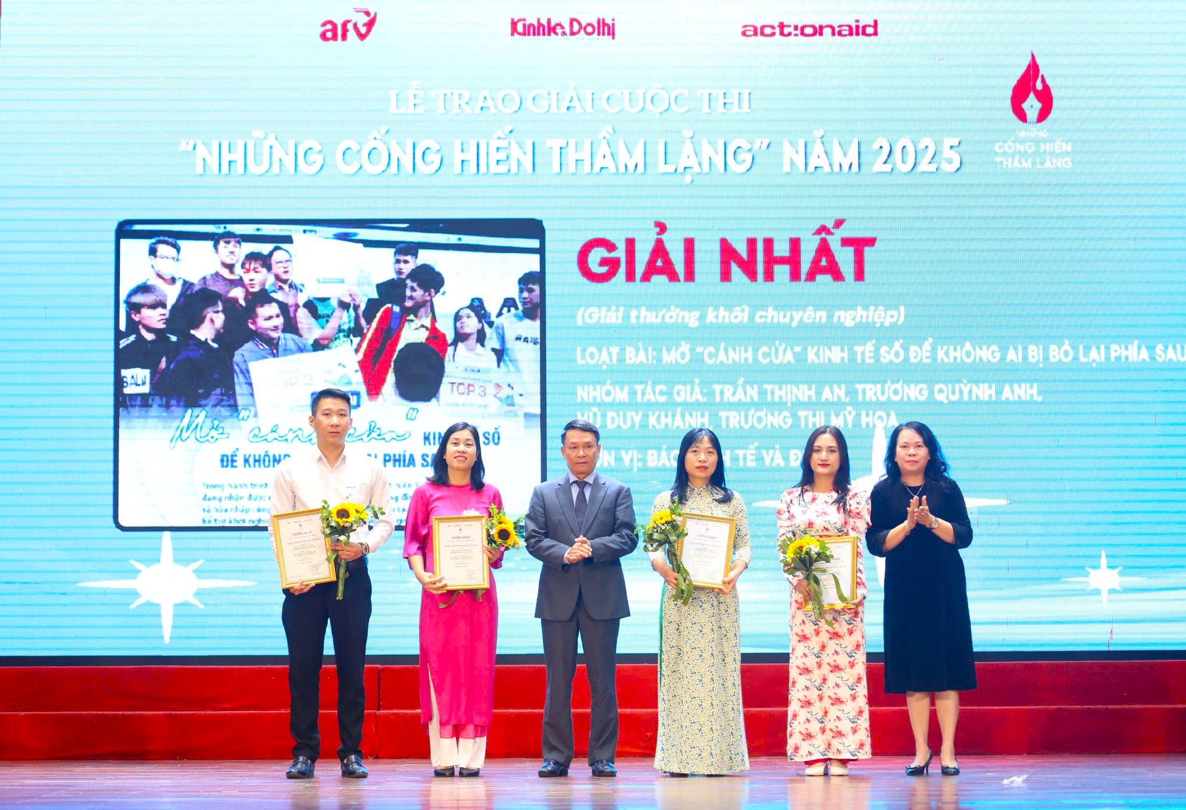 Trao giải Cuộc thi viết 