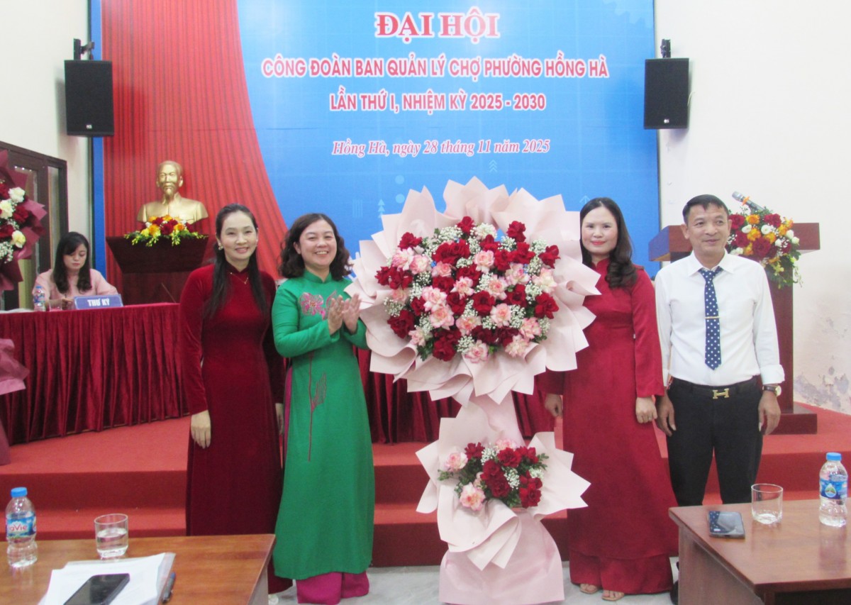 Đại hội Công đoàn Ban quản lý chợ phường Hồng Hà: Nâng cao vai trò đại diện, chăm lo cho đoàn viên