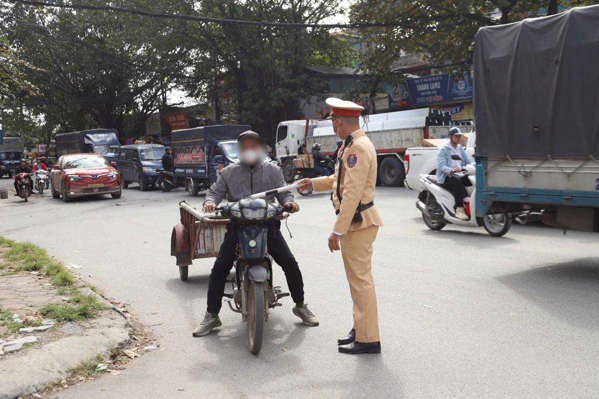 Nguy cơ tai nạn từ xe ba bánh tự chế và xe chở hàng cồng kềnh, mất mỹ quan đô thị Nguy cơ tai nạn từ xe ba bánh tự chế và xe chở hàng cồng kềnh