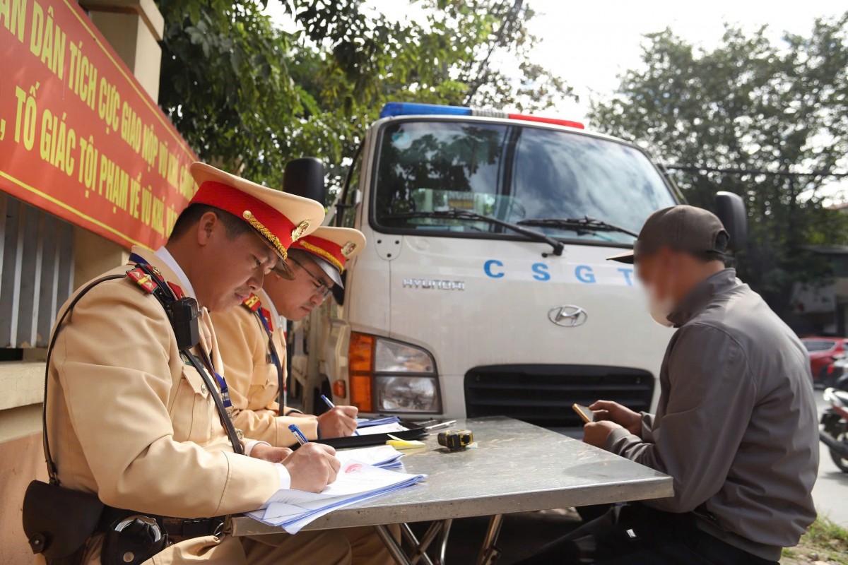 Nguy cơ tai nạn từ xe ba bánh tự chế và xe chở hàng cồng kềnh, mất mỹ quan đô thị Nguy cơ tai nạn từ xe ba bánh tự chế và xe chở hàng cồng kềnh