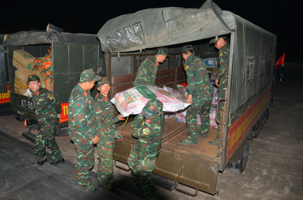 Bộ Tư lệnh Thủ đô Hà Nội trao trọn nghĩa tình của người dân Thủ đô đến với Gia Lai Bộ Tư lệnh Thủ đô Hà Nội trao trọn nghĩa tình của người dân Thủ đô đến với Gia Lai