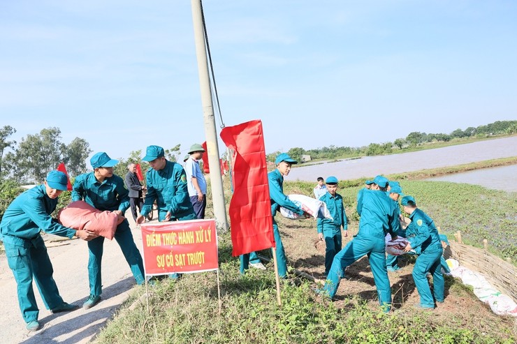 thực hành xử lý tình huống thực tế trên tuyến đê trọng điểm thực hành xử lý tình huống thực tế trên tuyến đê trọng điểm