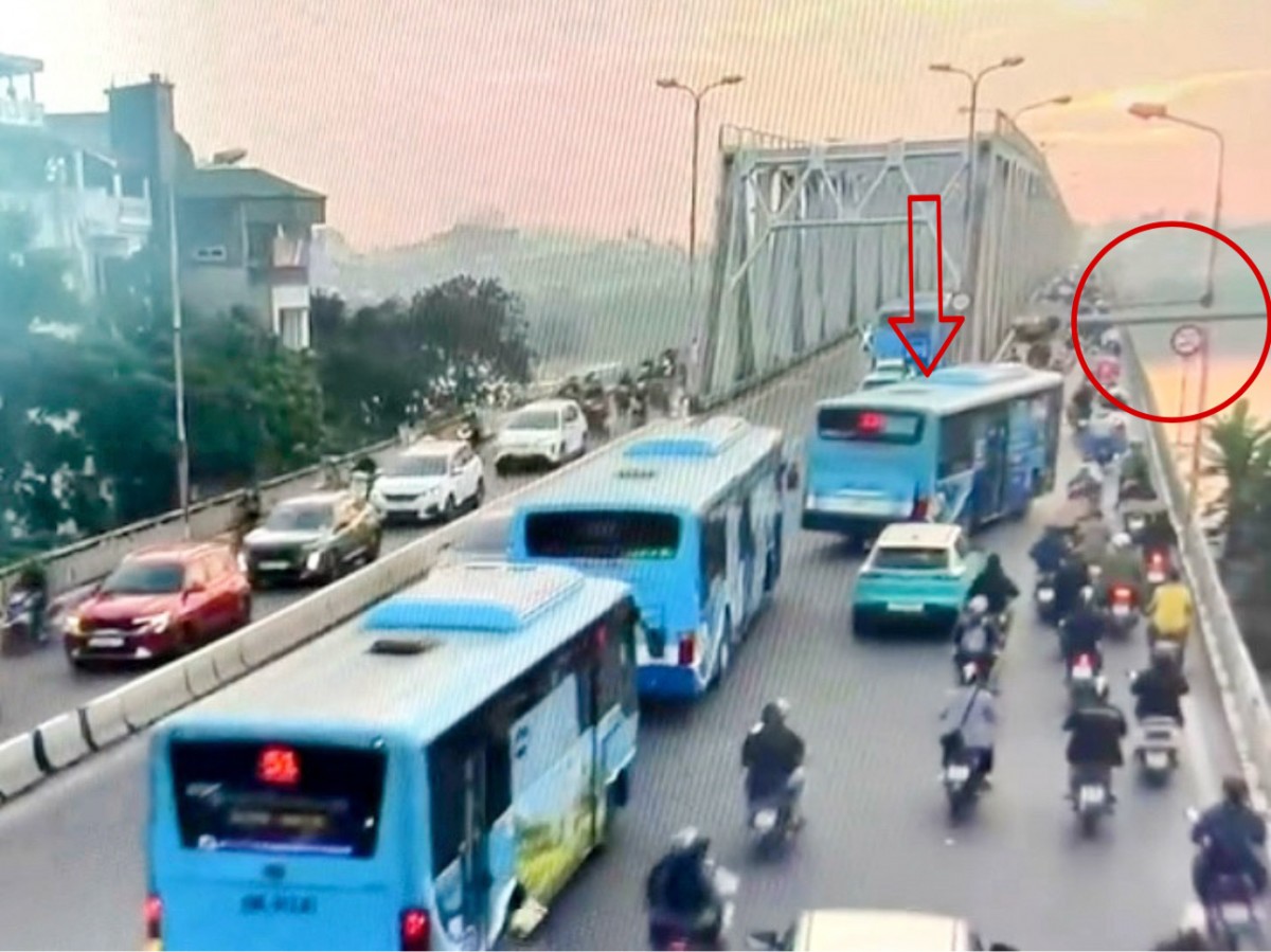 Lái xe buýt cần tuân thủ lộ trình, tránh gây ùn tắc giao thông Lái xe buýt cần tuân thủ lộ trình, tránh gây ùn tắc giao thông