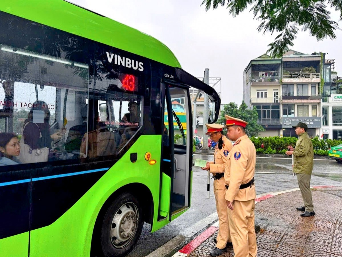 Xử lý nghiêm vi phạm đi đôi với bồi dưỡng pháp luật và kỹ năng cho lái xe buýt