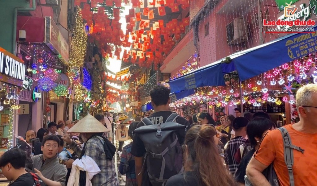 Phố cà phê đường tàu tấp nập trở lại sau vài ngày giải tỏa