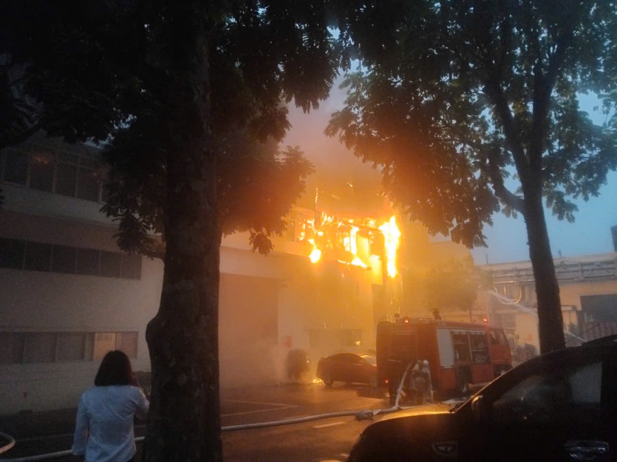 Hà Nội: Kịp thời khống chế cháy lớn tại Nhà máy Bia rạng sáng 1/12