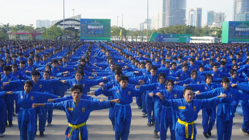 60.000 học sinh lập kỷ lục kép Việt Nam và thế giới với màn đồng diễn võ nhạc Vovinam ấn tượng 60.000 học sinh lập kỷ lục kép Việt Nam và thế giới với màn đồng diễn võ nhạc Vovinam ấn tượng