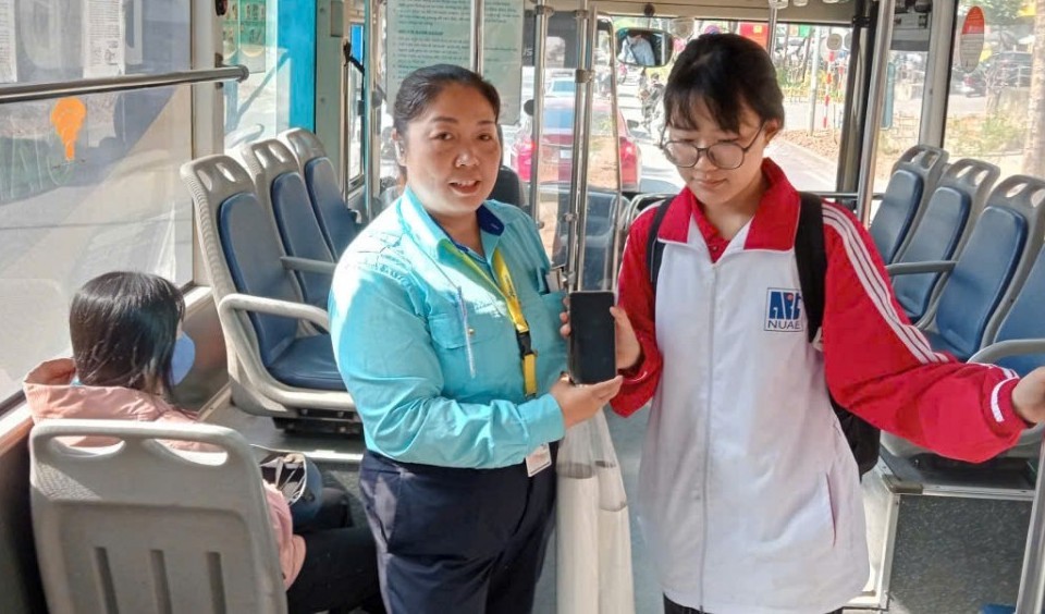 Nhân lên hình ảnh đẹp, thân thiện của xe buýt Thủ đô