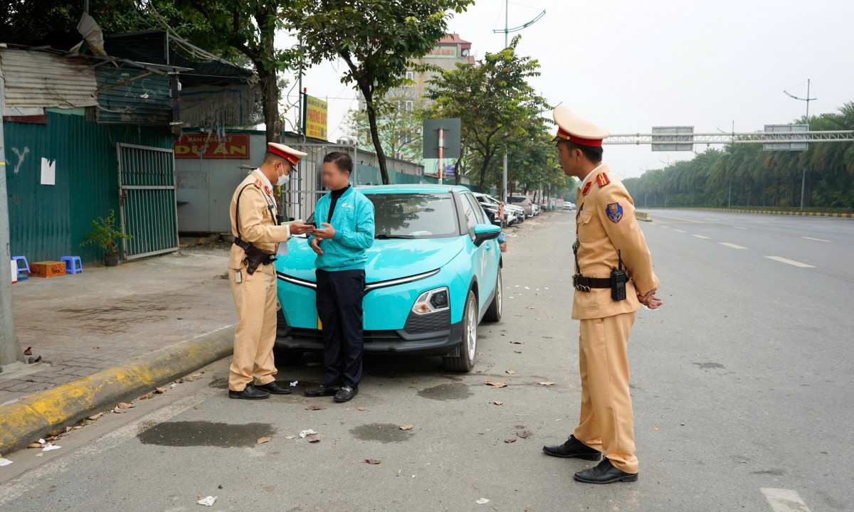 Quyết liệt xử lý ô tô dừng đỗ trái phép, tài xế đủ