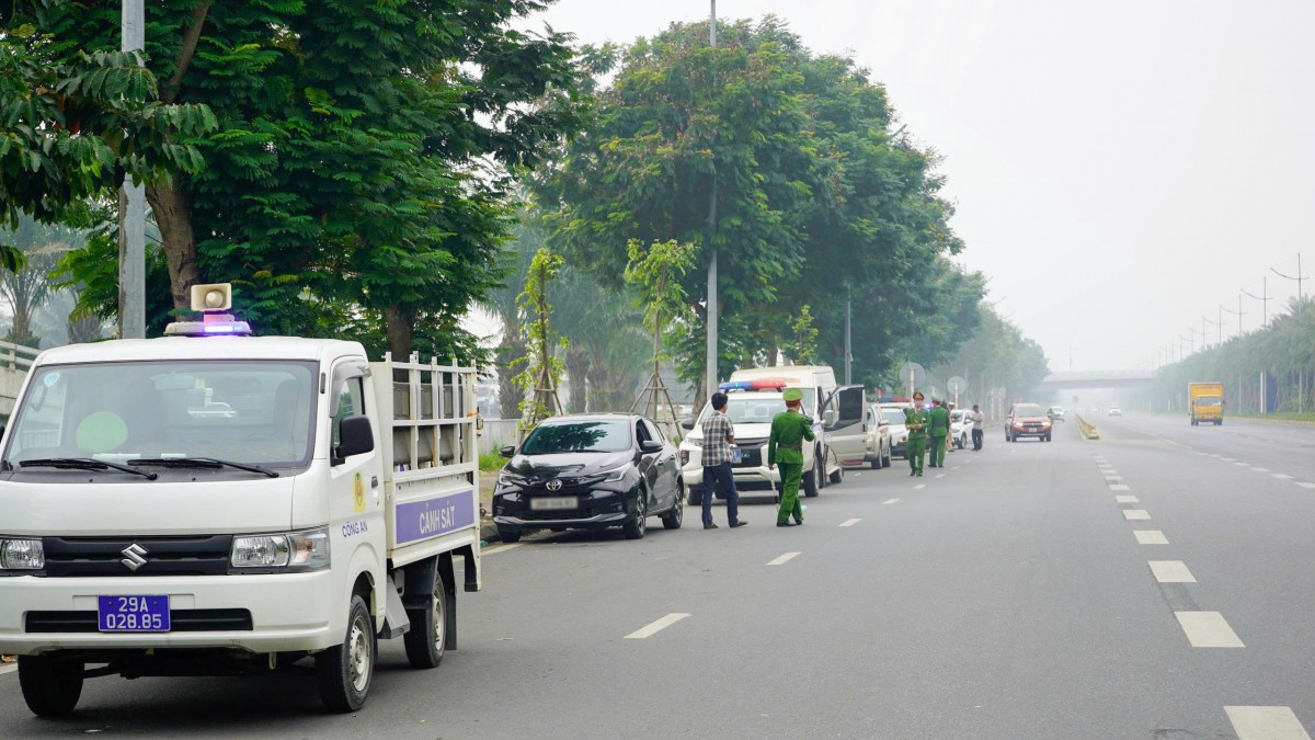 Quyết liệt xử lý ô tô dừng đỗ trái phép, tài xế đủ