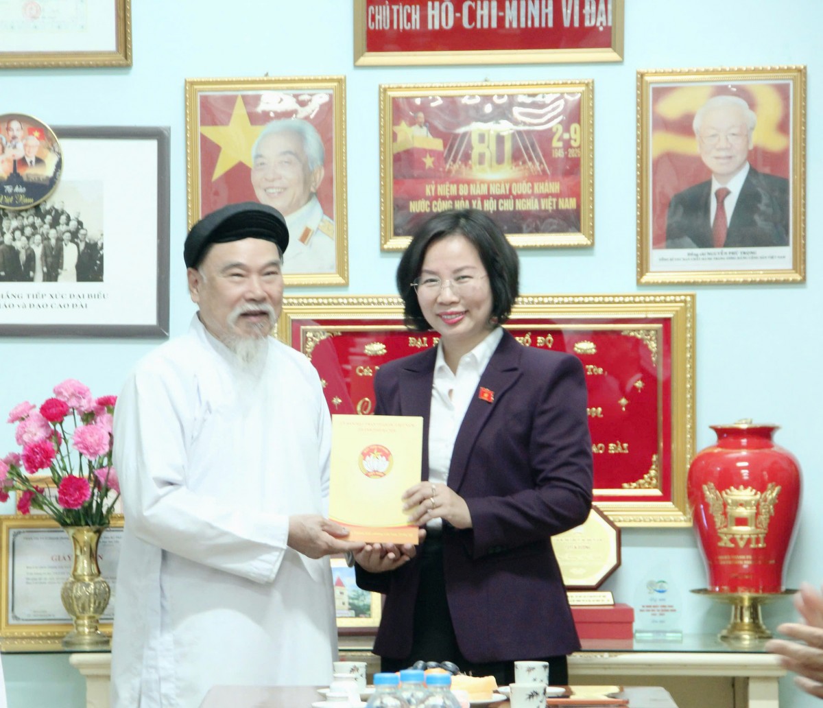 Chủ tịch Ủy ban MTTQ Việt Nam TP Hà Nội Bùi Huyền Mai thăm, chúc mừng Họ đạo Cao Đài Thủ đô Hà Nội