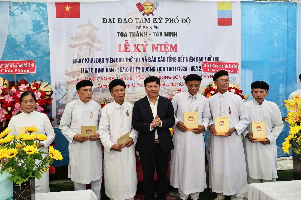 Chủ tịch Ủy ban MTTQ Việt Nam TP Hà Nội Bùi Huyền Mai thăm, chúc mừng Họ đạo Cao Đài Thủ đô Hà Nội