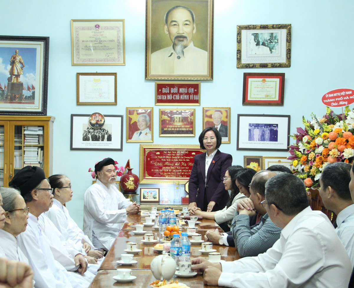 Chủ tịch Ủy ban MTTQ Việt Nam TP Hà Nội Bùi Huyền Mai thăm, chúc mừng Họ đạo Cao Đài Thủ đô Hà Nội