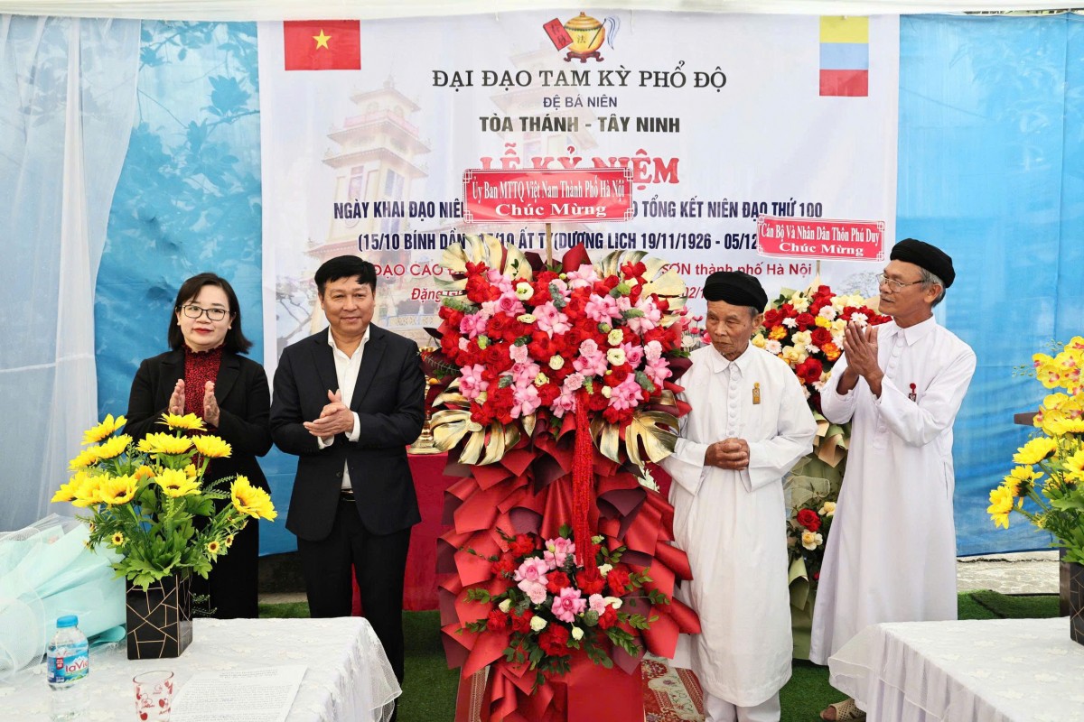 Chủ tịch Ủy ban MTTQ Việt Nam TP Hà Nội Bùi Huyền Mai thăm, chúc mừng Họ đạo Cao Đài Thủ đô Hà Nội