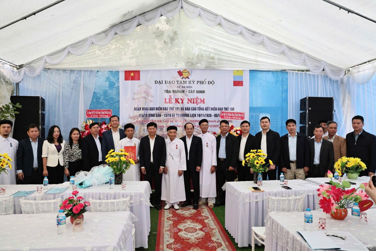 Chủ tịch Ủy ban MTTQ Việt Nam TP Hà Nội Bùi Huyền Mai thăm, chúc mừng Họ đạo Cao Đài Thủ đô Hà Nội