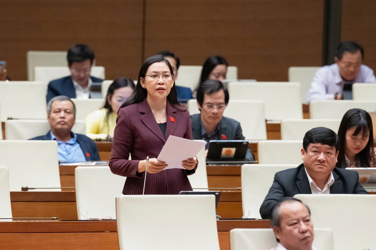 Đại Biểu Huỳnh Thị Ánh Sương Phát Biểu Thảo Luận. (Ảnh: Qh)