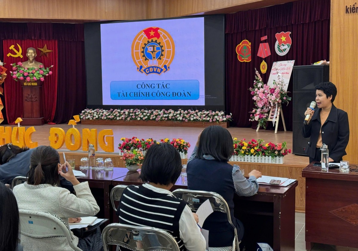 Công đoàn phường Phúc Lợi bồi dưỡng nghiệp vụ tài chính cho Chủ tịch, kế toán Công đoàn cơ sở Công đoàn phường Phúc Lợi bồi dưỡng nghiệp vụ tài chính cho Chủ tịch, kế toán Công đoàn cơ sở