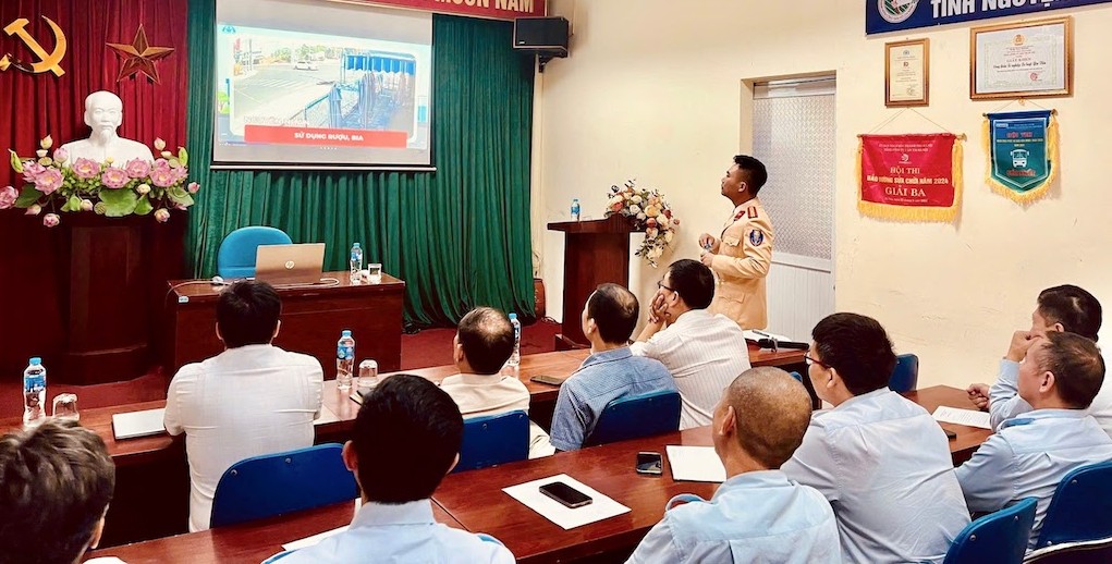 Xử lý nghiêm vi phạm đi đôi với bồi dưỡng pháp luật và kỹ năng cho lái xe buýt