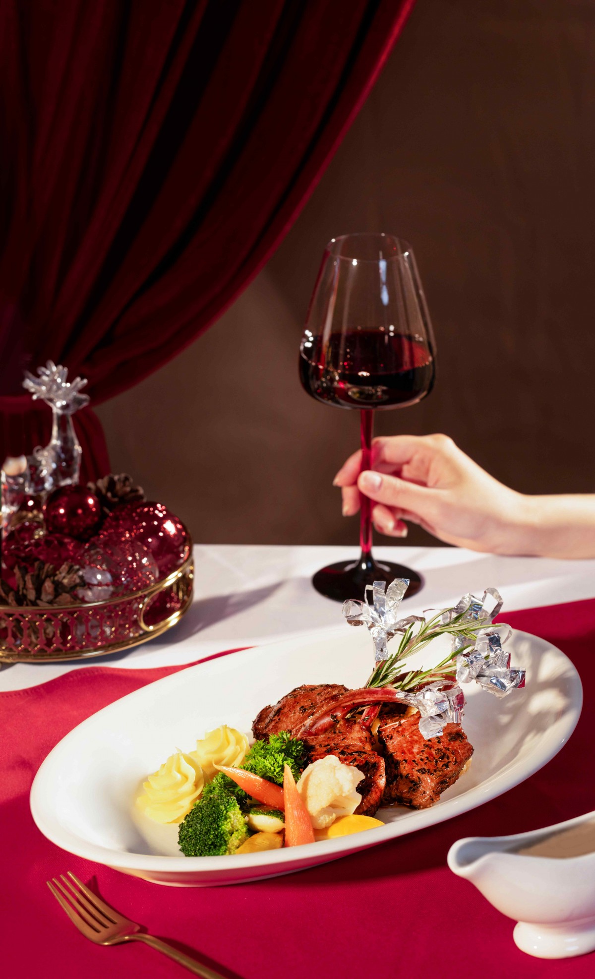 Hương thơm quế, hồi trong ly vang đỏ khiến du khách tận hưởng trọn vẹn mùa Lễ hội