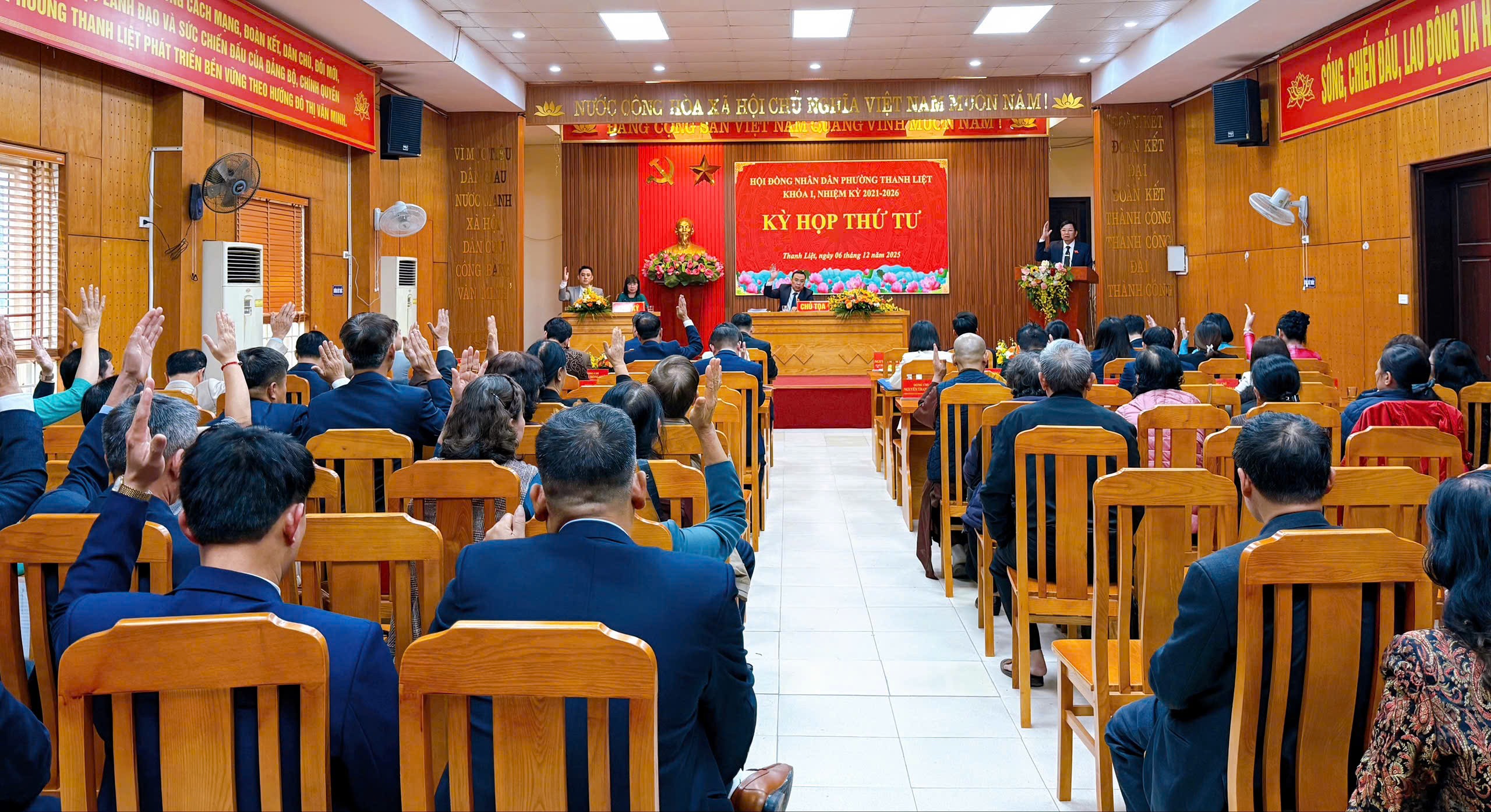 Toàn cảnh kỳ họp Toàn cảnh kỳ họp