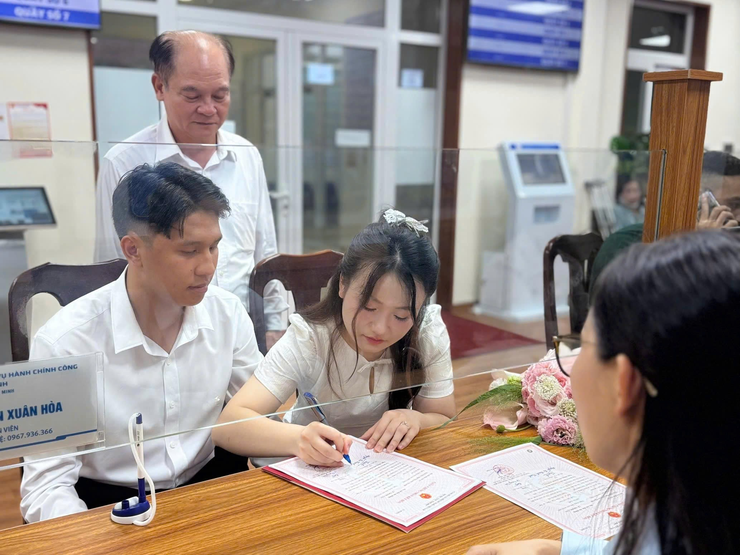 Cấp giấy chứng nhận kết hôn tại xã, phường: Thêm một bước cải cách “vì dân phục vụ” Cấp giấy chứng nhận kết hôn tại xã, phường: Thêm một bước cải cách “vì dân phục vụ”