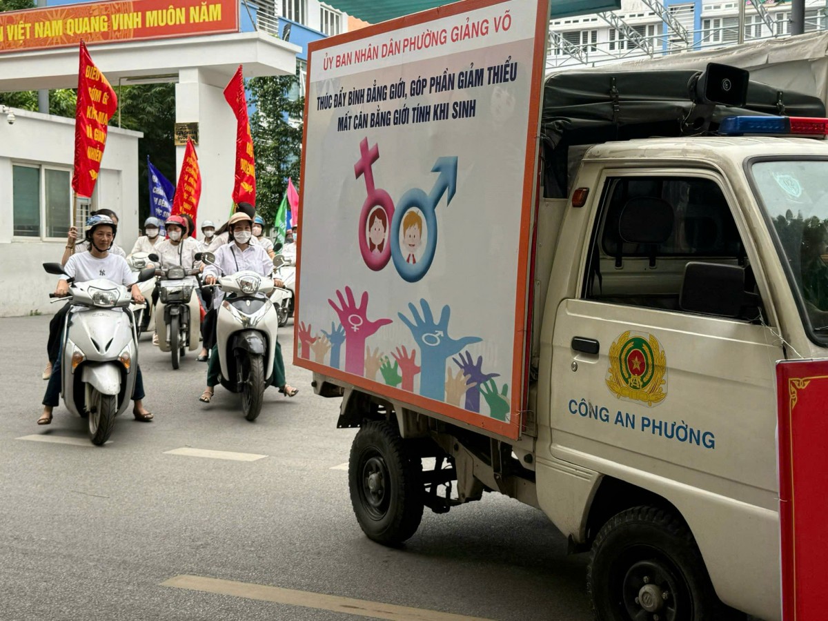 Hà Nội quyết liệt giảm mất cân bằng giới tính khi sinh: Nỗ lực hôm nay, bền vững mai sau Hà Nội quyết liệt giảm mất cân bằng giới tính khi sinh: Nỗ lực hôm nay, bền vững mai sau