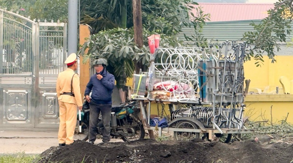 Phạt 115 triệu đồng, xử lý 123 trường hợp vi phạm giao thông sáng Chủ nhật 7/12