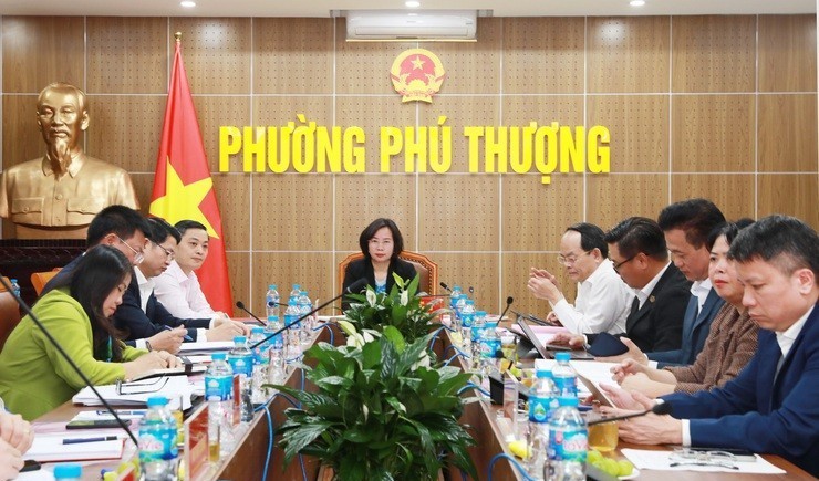 Trưởng đoàn giám sát số 09 của Thành ủy Hà Nội Bùi Huyền Mai làm việc với Ban Thường vụ Đảng ủy phường Phú Thượng