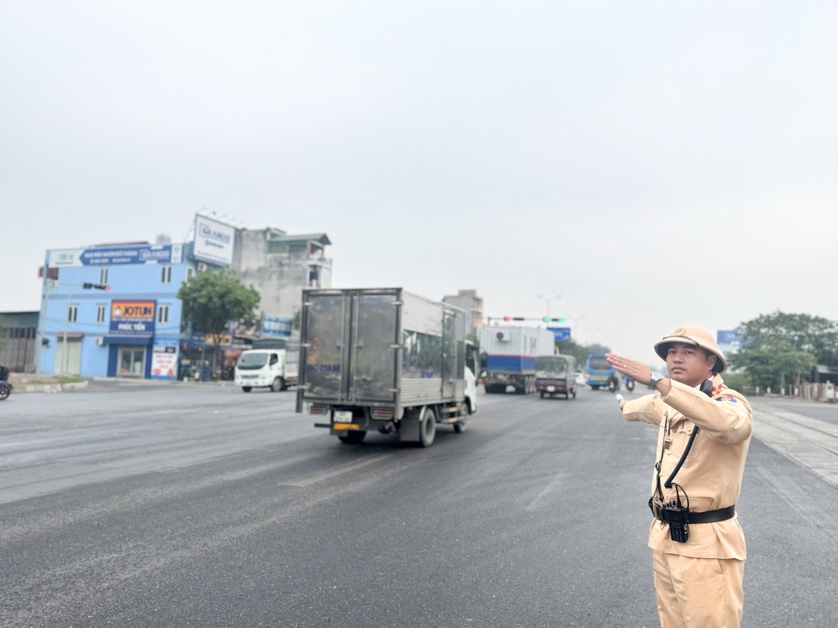 Siết chặt kiểm tra xe kinh doanh vận tải, bảo đảm an toàn giao thông cuối năm Hà Nội chủ động phân luồng giao thông, giảm áp lực cửa ngõ dịp Tết Dương lịch 2026
