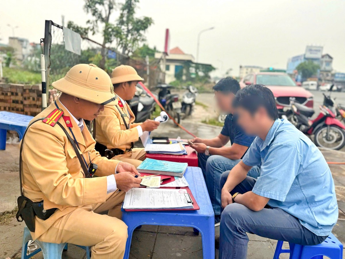 Siết chặt kiểm tra xe kinh doanh vận tải, bảo đảm an toàn giao thông cuối năm Siết chặt kiểm tra xe kinh doanh vận tải, bảo đảm an toàn giao thông cuối năm